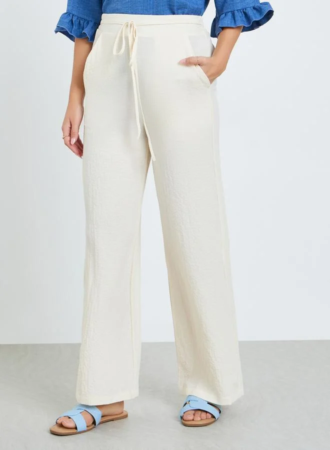 تايك تو بنطال نسائي بأرجل مستقيمة وخصر برباط بلون أبيض